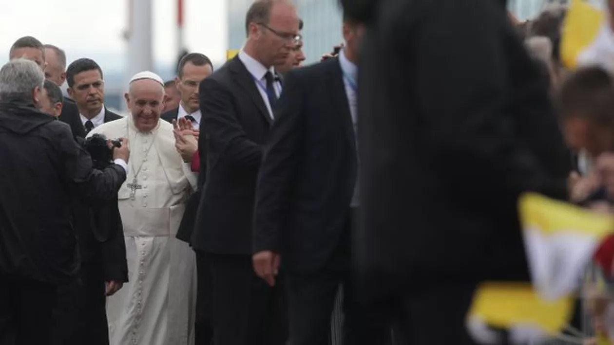 Papa Francisc, mesaj în limba română, pe Twitter, după plecarea din țara noastră: Ce a transmis Suveranul Pontif