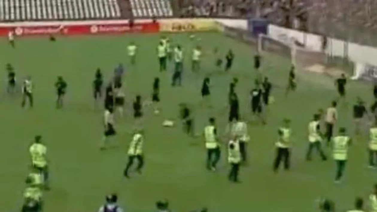 Scene de o violenţă extremă după ce CSA Steaua a ratat promovarea în Liga 3: Bătaie între ultraşi şi forţele de ordine. Nici jucătorii nu au scăpat de furia galeriei (VIDEO)