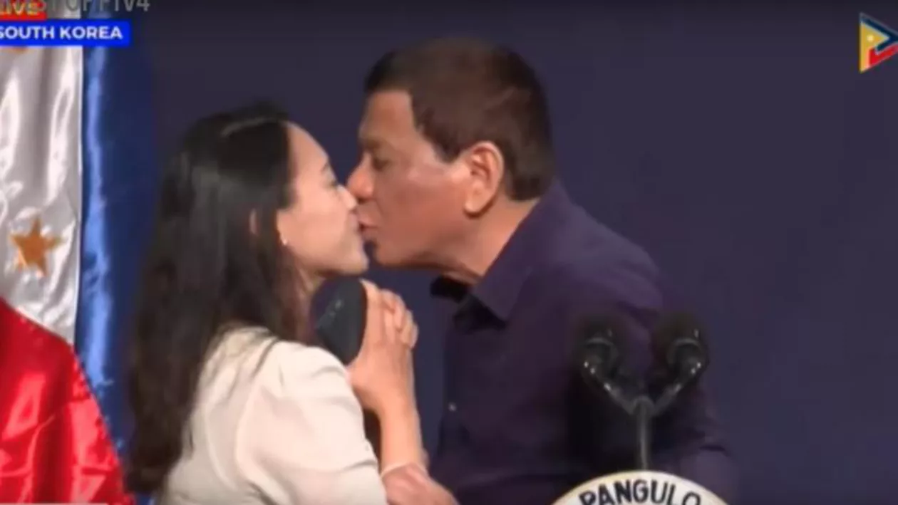 Președintele filipinez recunoaște: 'Am fost UN PIC gay. M-am vindecat cu ajutorul femeilor frumoase'