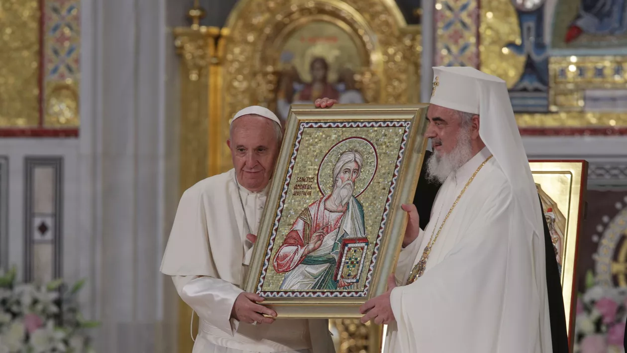 Papa Francisc către români: 'Aveți un mare patriarh. E ușor să te apropii de Daniel! Am vorbit ca frații'