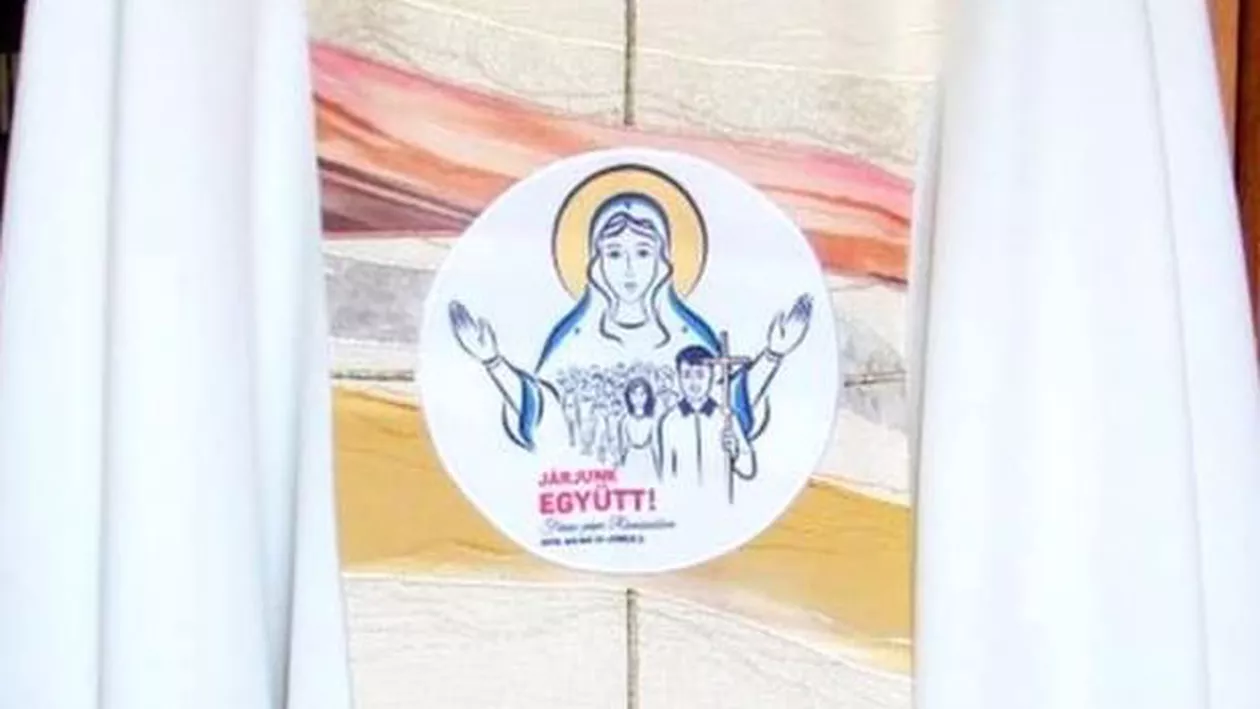 Presa maghiară acuză autorităţile române că au obligat să fie acoperite inscripţiile maghiare de pe veşmintele liturgice purtate de Suveranul Pontif la slujba de la Şumuleu Ciuc (FOTO)