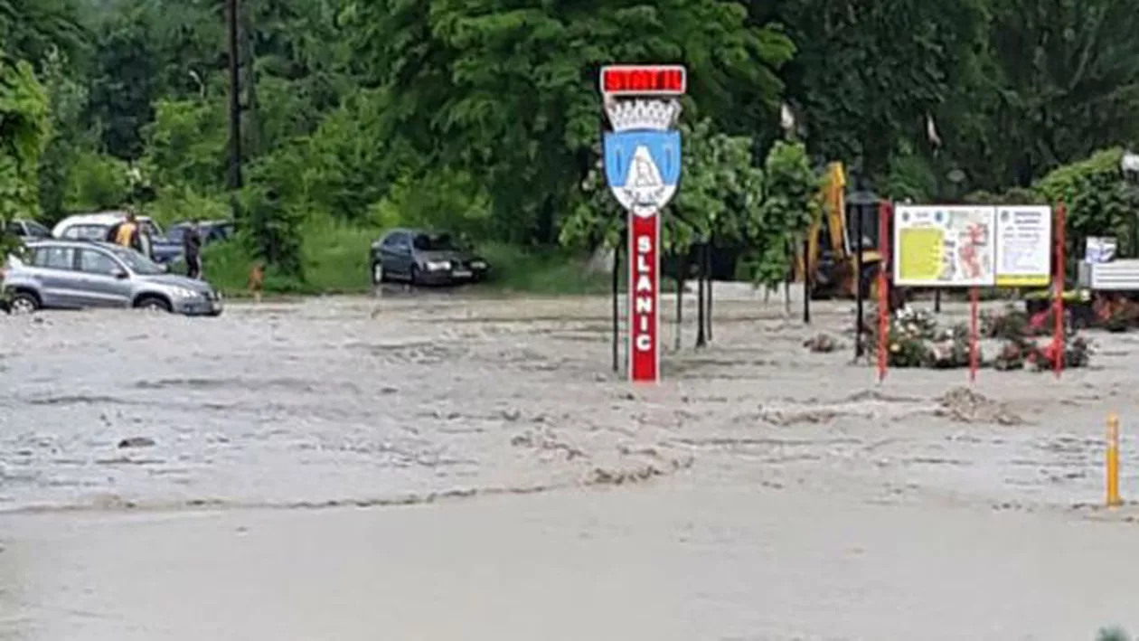 Slănic a ajuns ca Veneția după o ploaie torențială de jumătate de oră (VIDEO)