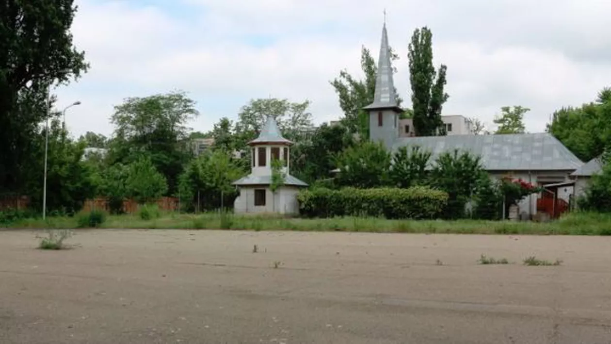 Galați: O biserică a fost ridicată fără autorizație pe terenul de sport al unei școli în paragină