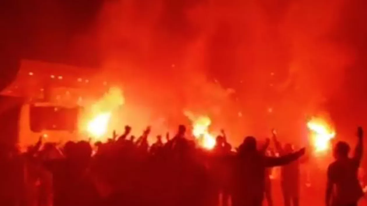 Revoltă la Dinamo: Fanii au ajuns la capătul răbdării şi au aprins torţe în faţa hotelului patronului Ionuţ Negoiţă, şi i-au cerut să plece (VIDEO)