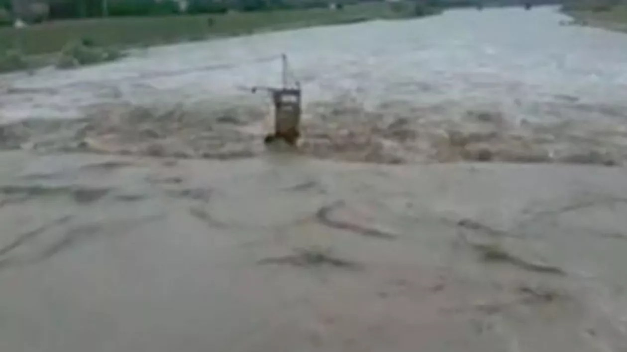 Inundaţiile fac prăpăd în ţară: Sate întregi izolate, sute de case distruse, poduri şi drumuri rupte (VIDEO)