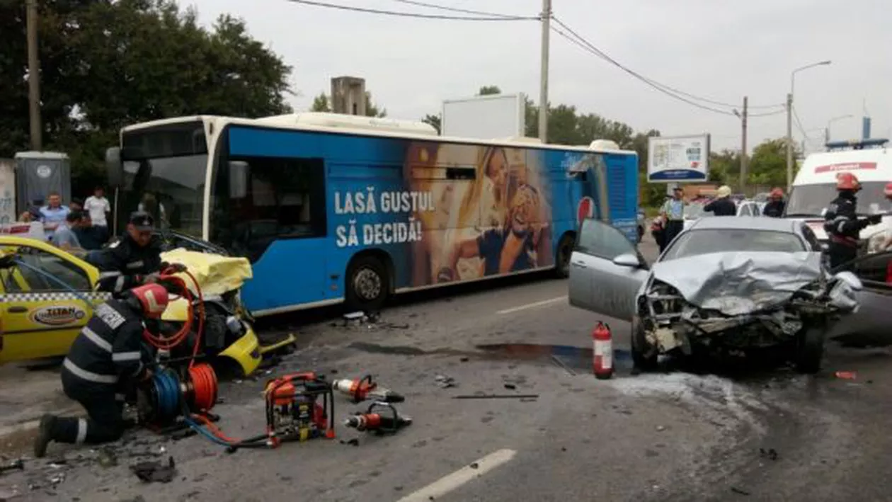 Autobuz STB implicat într-un ACCIDENT CUMPLIT, în Capitală. O persoană A MURIT, iar alte două au fost RĂNITE