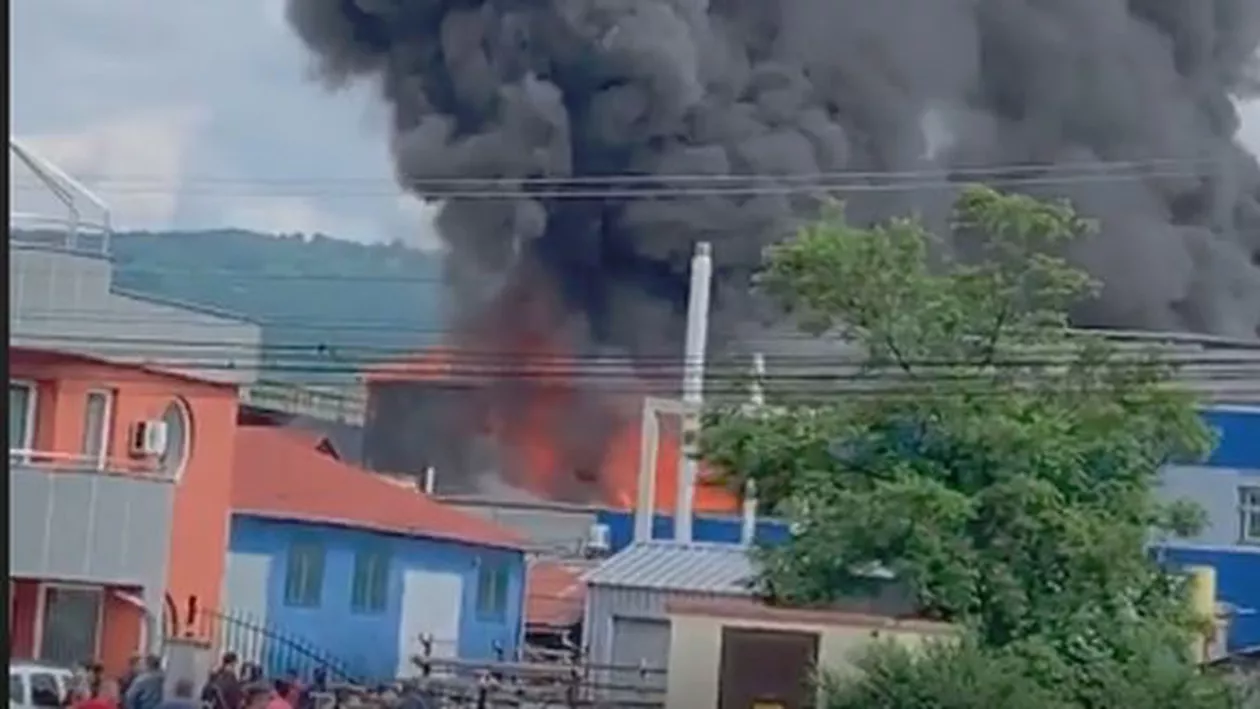 RO ALERT! Incendiu PUTERNIC la un centru de dezmembrări auto. BILANȚUL VICIMELOR (VIDEO)