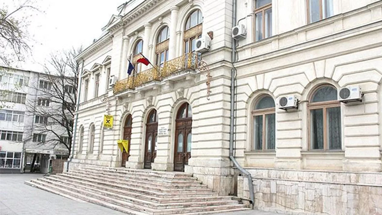 ȘOC TOTAL: Judecătoria Vaslui se mută la… piscină! „Vom avea asupra noastră roba si slipul”