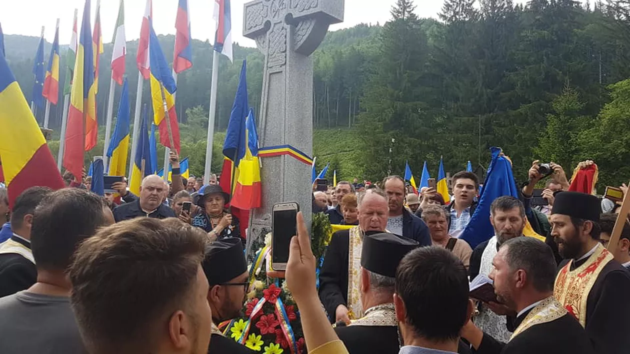 Incidente în Valea Uzului: Zeci de români au intrat cu forța în Cimitirul eroilor, păzit de membri ai comunității maghiare, care au vrut să interzică accesul acestora / Reacții: Meleșcanu, UDMR, șeful CNCD, Jandarmerie, George Simion (VIDEO, FOTO)