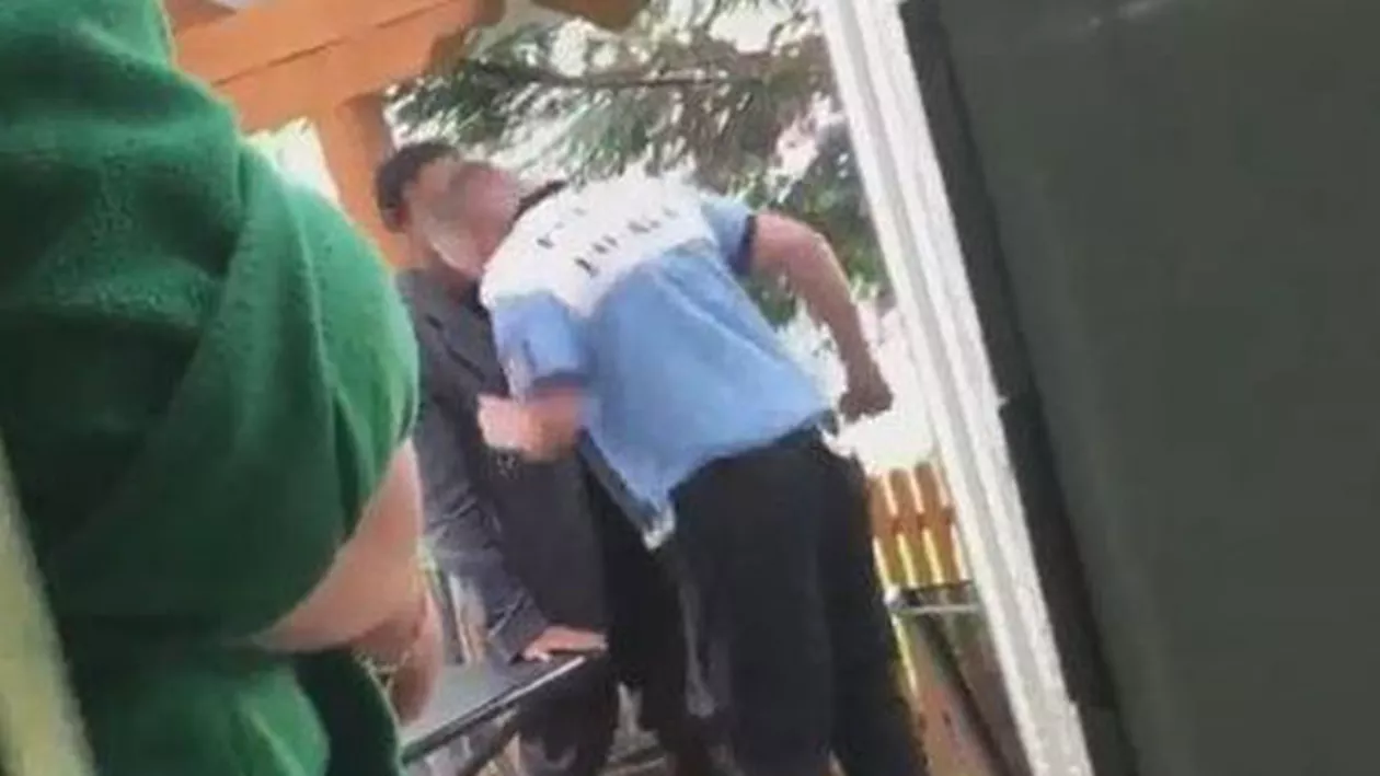 Polițist local din Timiș, filmat când lovește cu capul în gură un om al străzii (VIDEO)