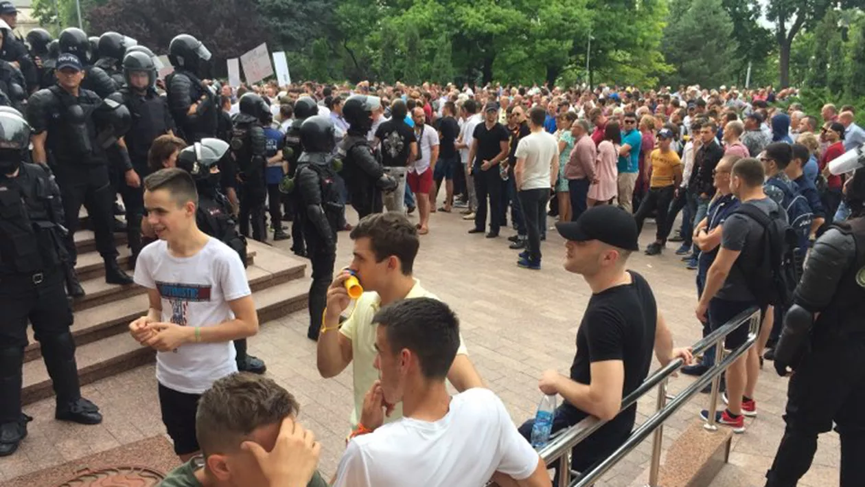 Manifestanții lui Plahotniuc, protest de amploare la Parlamentul din Republica Moldova! Oamenii scandează: „Jos jurnaliștii” / Partidele nu reușesc să ajungă la un consens pentru formarea guvernului