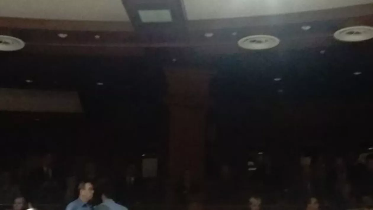 Nebunie în Republica Moldova: Şedinţa Parlamentului, se ţine cu lumina stinsă. Oligarhul Plahotniuc face tot ce poate pentru a opri constituirea unui Guvern fără partidul său (FOTO)