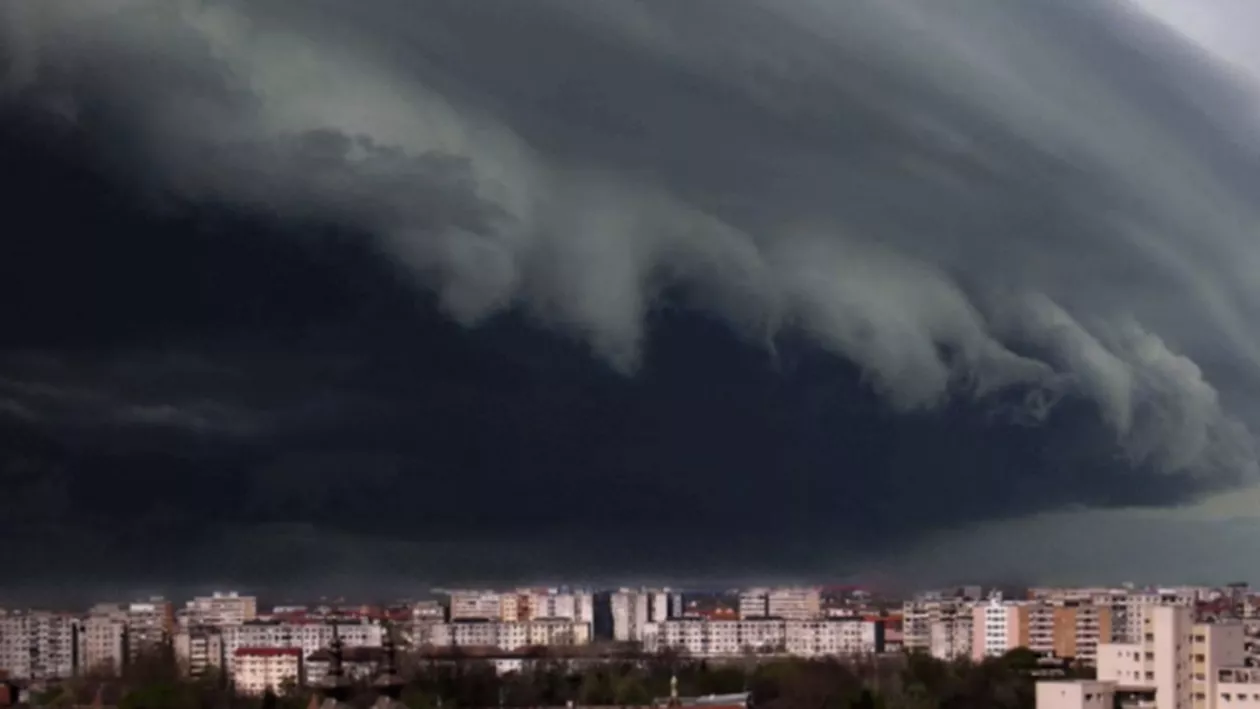 Vremea extremă pune stăpânire pe România: COD PORTOCALIU de vijelii. Care sunt județele vizate...