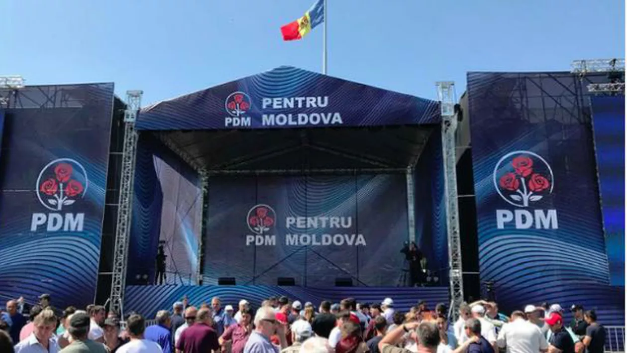Manifestaţie a partidului lui Plahotniuc în Chişinău în plin scandal politic: Se cere demisia preşedintelui Igor Dodon (VIDEO)