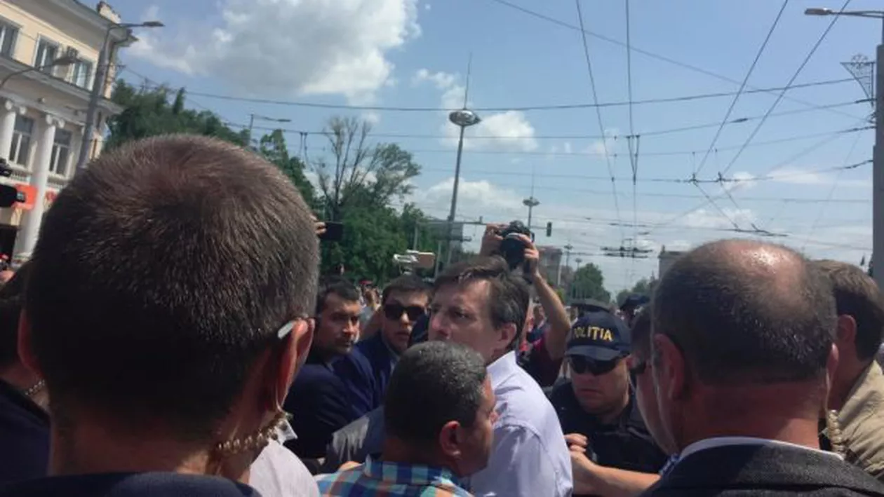 Incidente la mitingul lui Plahotniuc din Chişinău: Dorin Chirtoacă s-a aruncat asupra oligarhului în timpul protestului, dar fost luat pe sus de bodyguarzi (VIDEO)