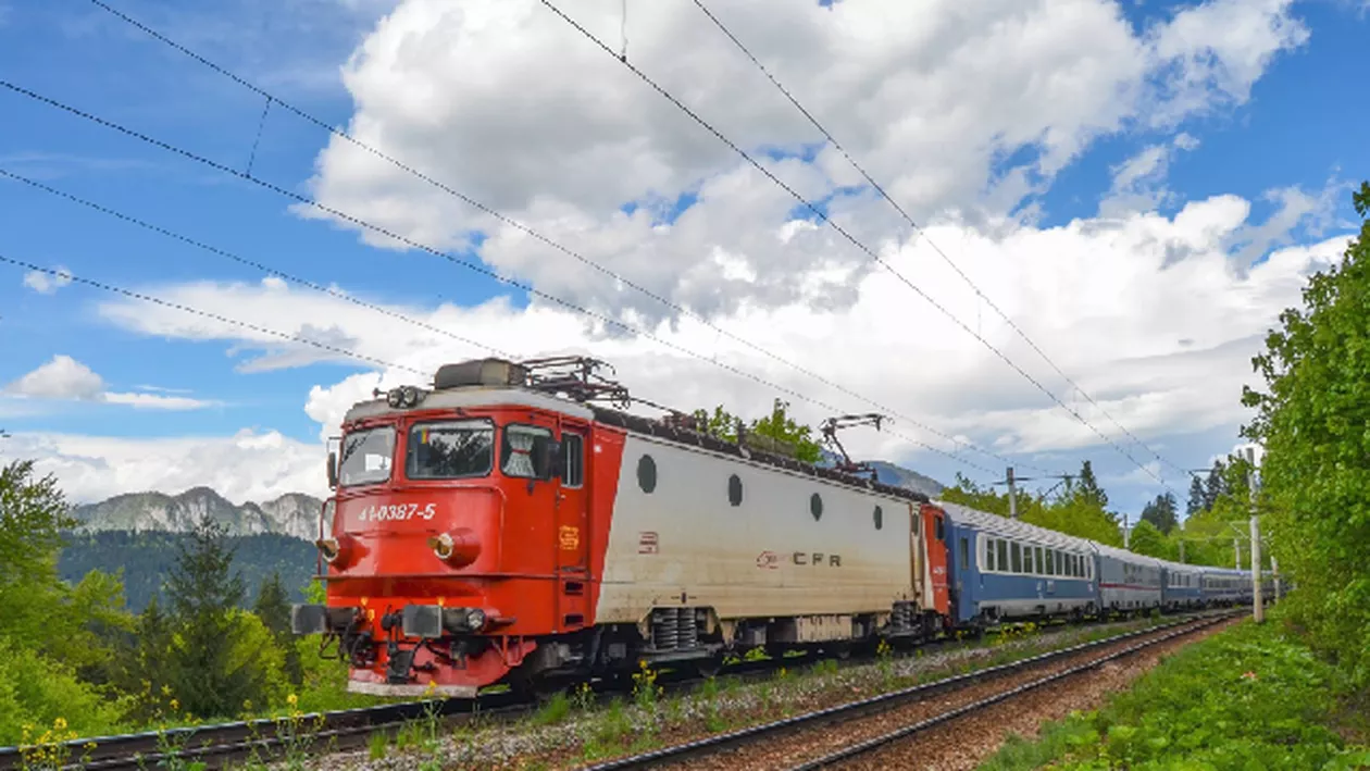 Dezastrul de la CFR Călători: Un tren de pe ruta București-Bacău a rămas în câmp mai bine de două ore din cauza unei defecțiuni la locomotivă. În urmă cu un an, același tren lua foc