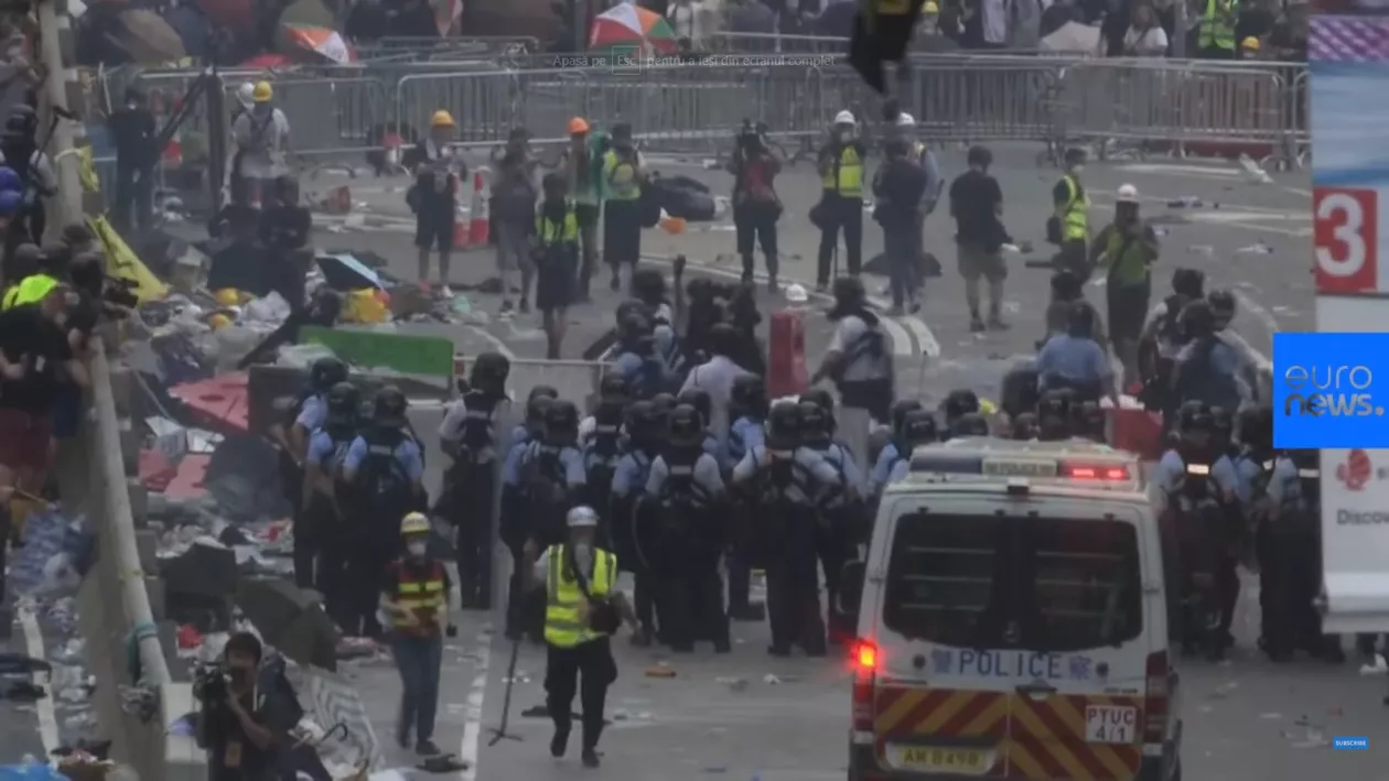Ciocniri violente în Hong Kong, după un proiect de lege controversat: Autoritățile au intervenit în forță pentru a bloca drumul protestatarilor către Parlament (VIDEO)