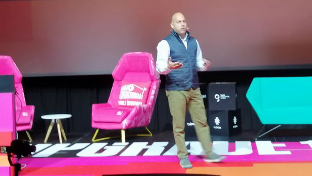 Antreprenorul Salim Ismail, la iCEE.fest: Dacă faci un masterat în domenii precum robotica, atunci când vei fi terminat, deja informațiile sunt depășite / Nu e nicio surpriză că marile genii nu au studii superioare