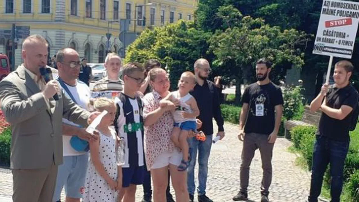 Miting la Cluj pentru susținerea familiei tradiționale. Unul dintre participanți a vorbit despre cât de rău i-a fost Uniunii Sovietice din cauza homosexualilor