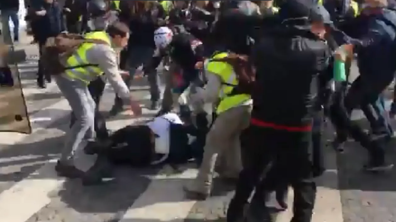 ”Vestele galbene”, actul 31: Peste o mie de francezi, împrăștiați rapid de forțele de ordine cu gaze lacrimogene și bastoane de cauciuc