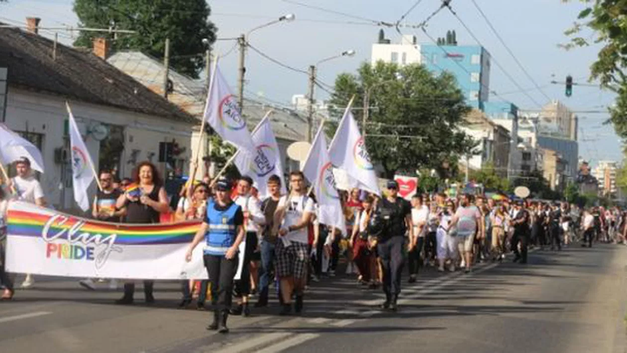 Circa 3.000 de persoane au fost la Marşul Cluj Pride. Participanţii au afișat mesaje precum Drepturi egale pentru fiecare sau Corpul meu, drepturile mele