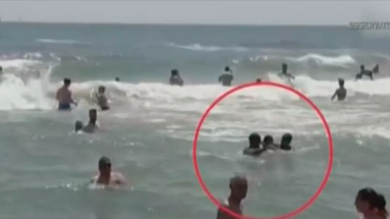 Peste 30 de oameni au fost salvați de la înec, la mare. Steagul roșu a fost ignorat de turiști (VIDEO)