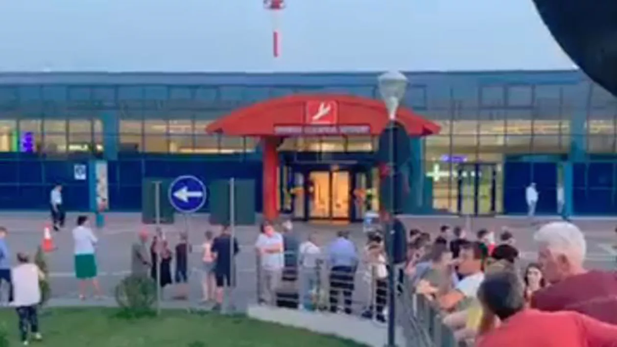 ALERTĂ CU BOMBĂ la Aeroportul din Chișinău: Sute de pasageri au fost evacuați (VIDEO)