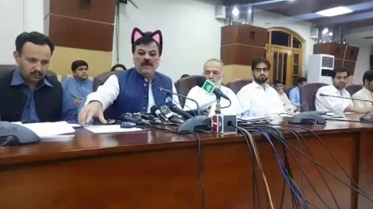 Un ministru pakistanez și-a uitat 'filtrul cat' activat în timpul unei conferinţe live (FOTO)