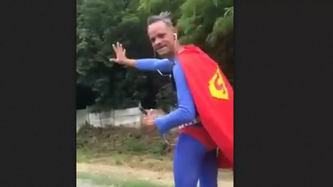 VIRALUL ZILEI! Superman pe role pe șoselele din Ilfov. Poliția a pornit într-o urmărire ca-n filme (VIDEO)