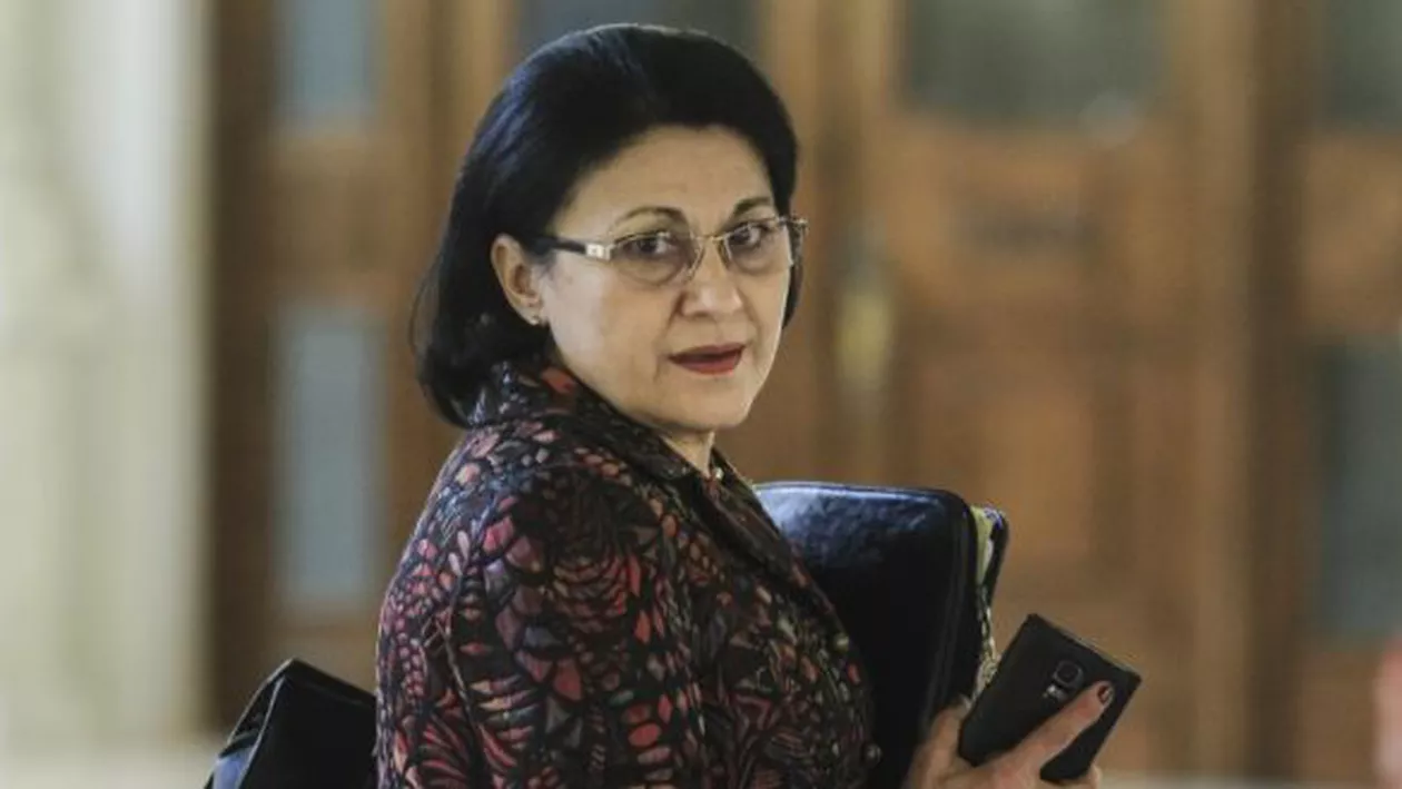 Ecaterina Andronescu îi ceartă pe elevi că scriu cu GREȘELI, dar în mesajul transmis pe Facebook ea însăși declară război GRAMATICII (VIDEO)