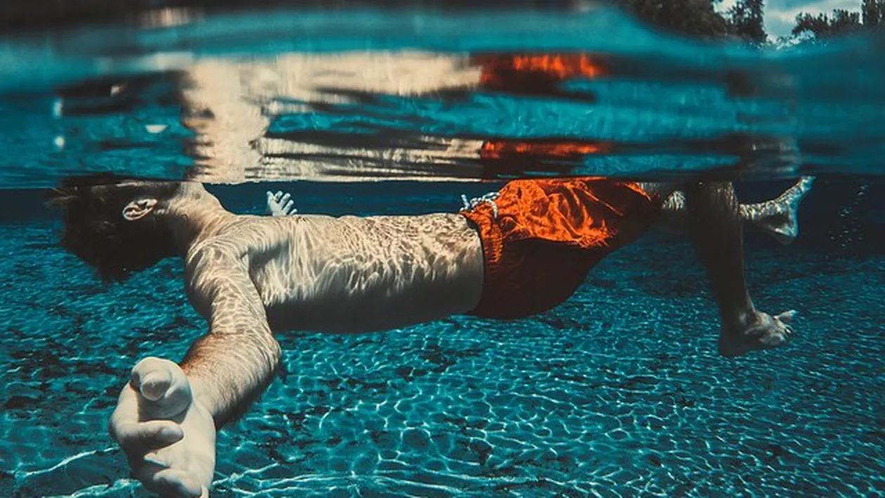 TRAGEDIE pe litoral! Un turist a fost găsit INCONȘTIENT în piscina unui hotel de lux din Mamaia. Echipajul SMURD a intervenit DE URGENȚĂ