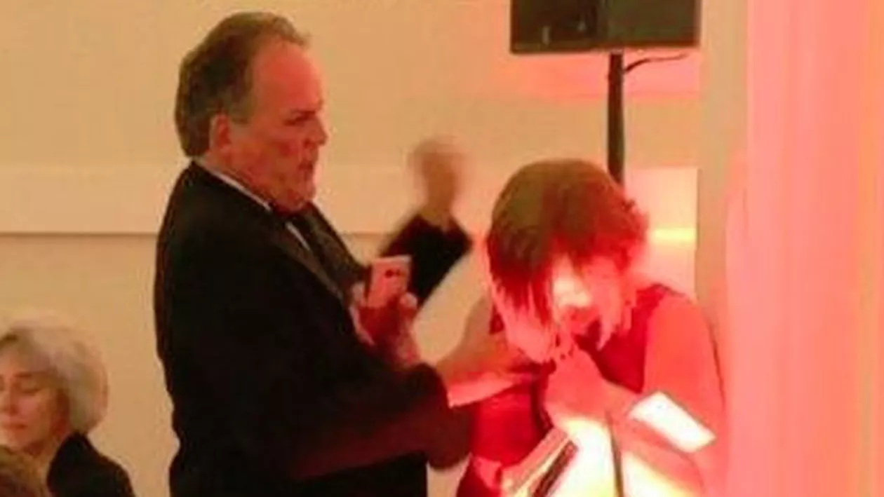 IMAGINI ȘOCANTE! Un ministru britanic AGRESEAZĂ o femeie în public. Parlamentarul susține că se temea să nu fie înarmată (FOTO)