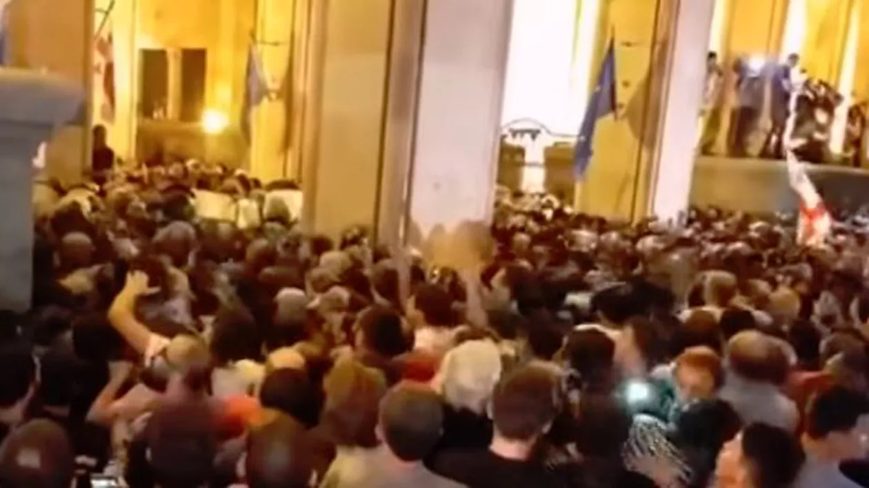Proteste violente în fața Parlamentului din Georgia! Președintele acuză 'coloana a cincea' a Rusiei/ Reacția dură a Moscovei (VIDEO)