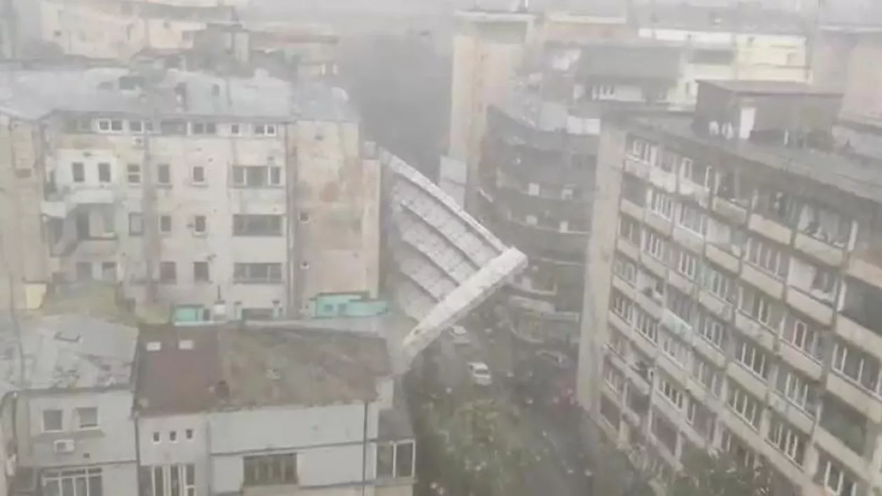 SCHELE de bloc PRĂBUȘITE în mijlocul străzii, în București, din cauza furtunii puternice. Trafic oprit în două zone (VIDEO)