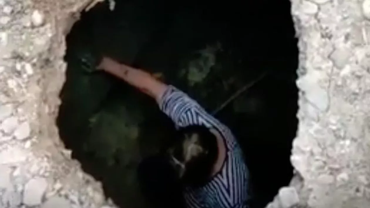 Caz ȘOCANT în Botoșani! A căzut într-o groapă de 3 metri, după ce s-a prăbușit strada pe care mergea (VIDEO)