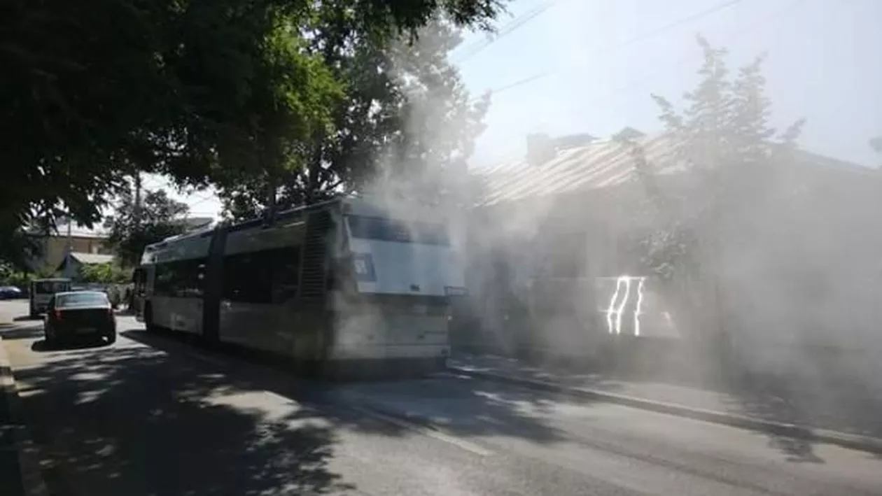 PANICĂ în trafic: Un troleibuz A LUAT FOC în MERS (FOTO)