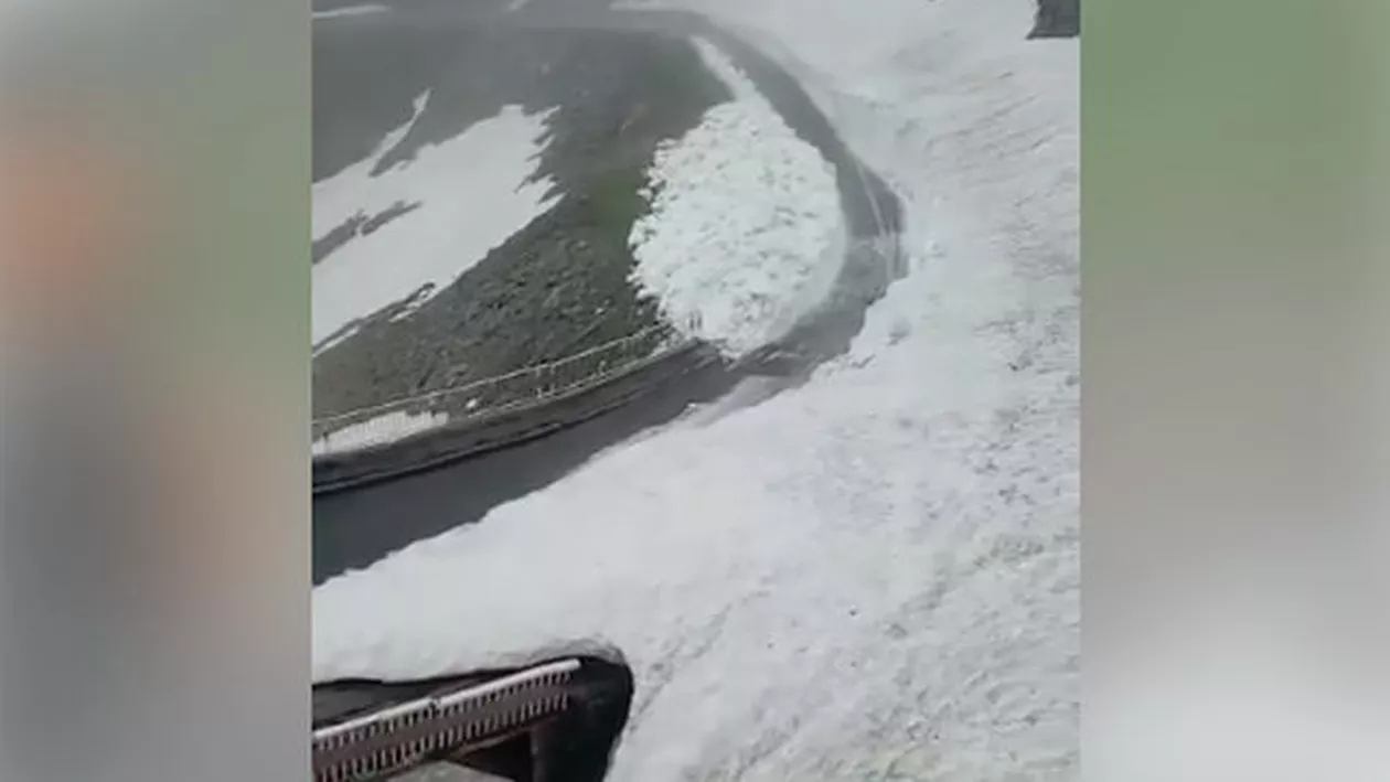 ZĂPADĂ în România ÎN PLINĂ VARĂ: Stratul depășește un metru. Drumarii intervin (VIDEO)