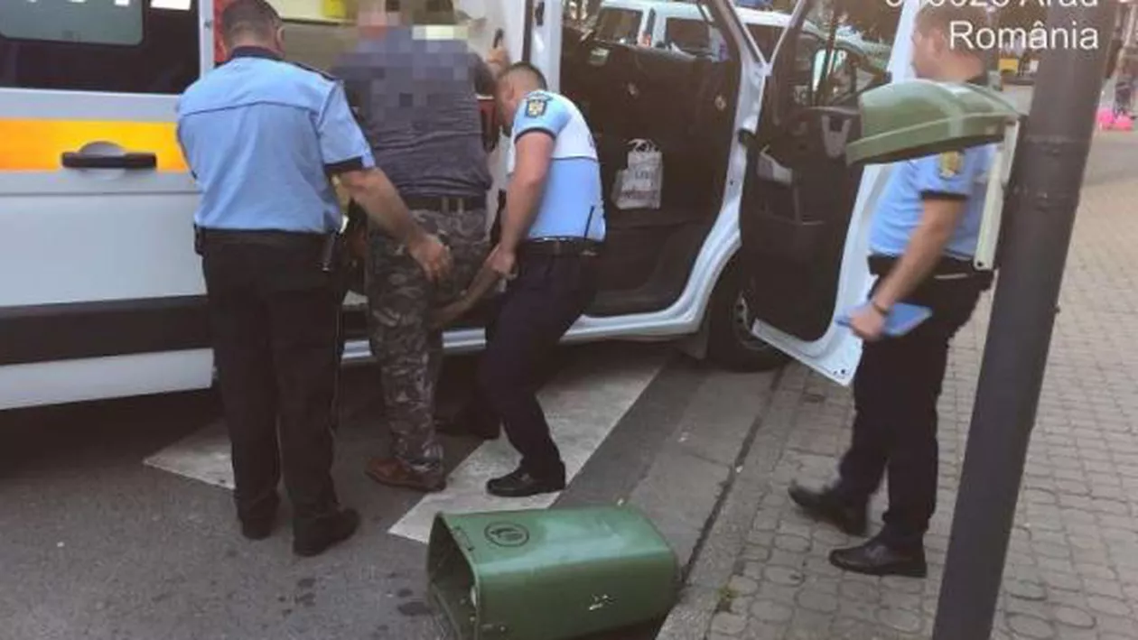 Un bărbat și-a vărsat nervii pe un coș de gunoi. Acum are piciorul în ghips și o amendă de plătit