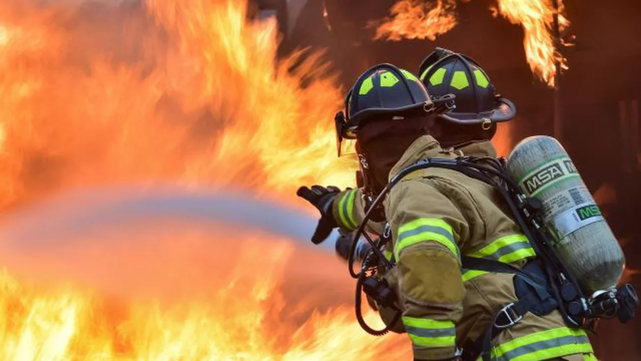 Incendiu VIOLENT în Galați: Doi pompieri, INTOXICAȚI în timpul intervenției