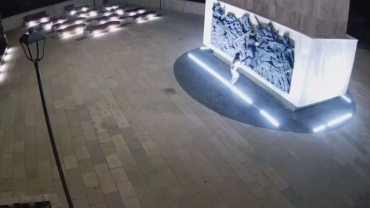 Câțiva adolescenți din Suceava s-au dezlănțuit și au vandalizat statuia ecvestră a lui Ștefan cel Mare (VIDEO)