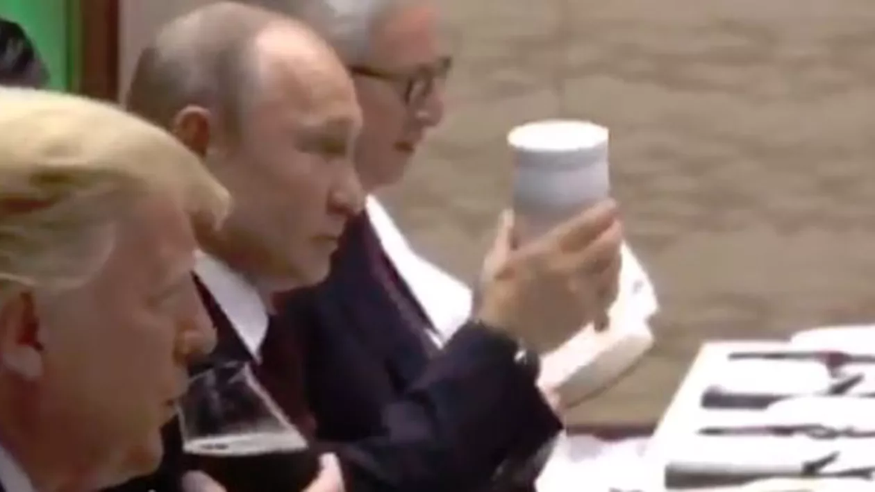 Vladimir Putin și-a adus cana termică de acasă, la dineul liderilor mondiali (VIDEO)