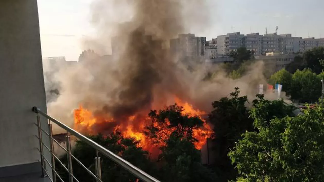 INCENDIU VIOLENT în apropiere unei benzinării din Capitală: Două locuințe și un restaurant, cuprinse de flăcări (FOTO, VIDEO)