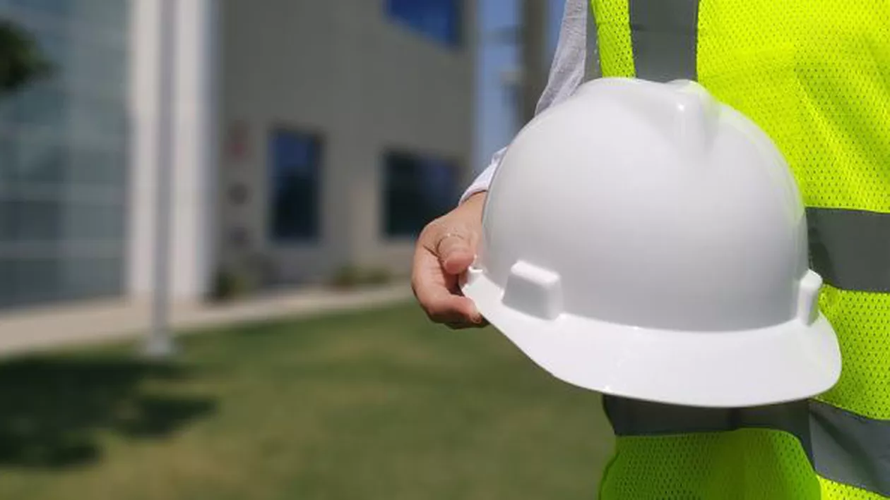 Patron, despre salariul minim pentru muncitorii din construcții: ''Ăstuia care ridică praful pe aici îi dai 3.000 de lei?''
