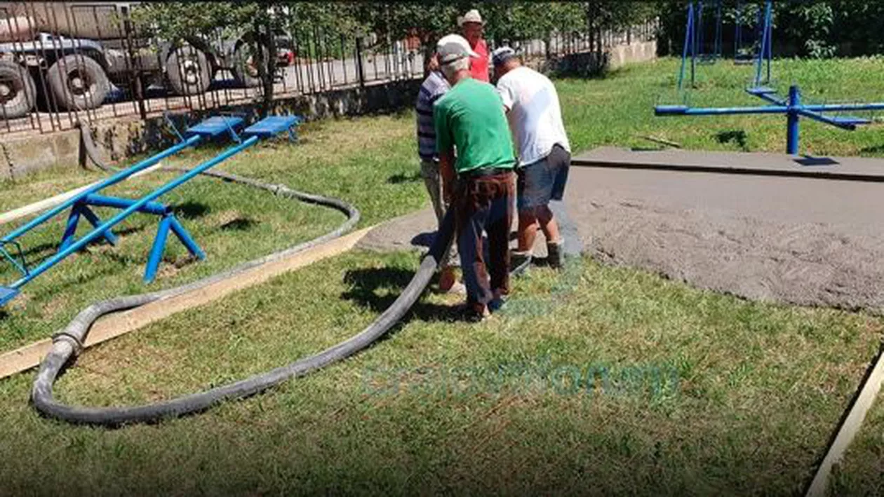 Imagini HALUCINANTE de la ASFALTAREA curții unei grădinițe: Se toarnă cimentul direct pe iarbă. Primar: Iarba era tăiată (FOTO)