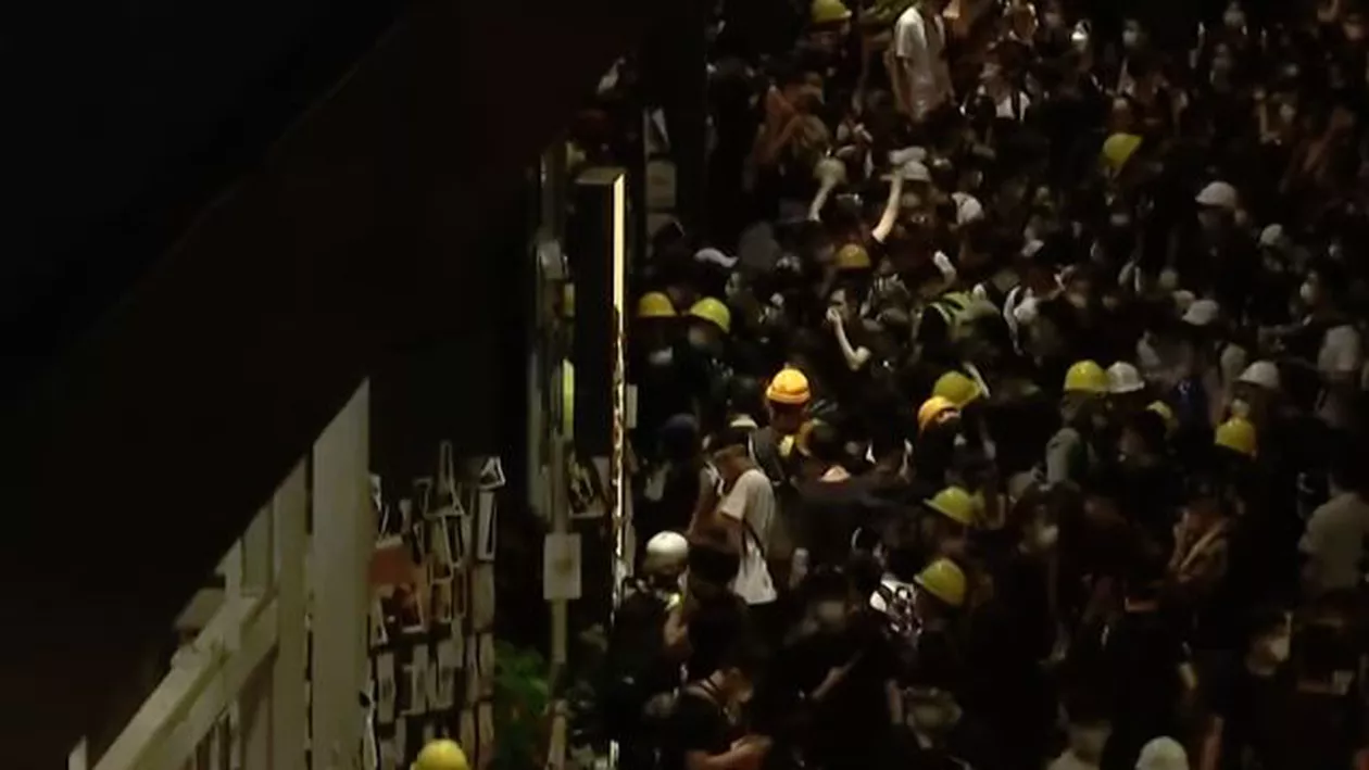 Proteste VIOLENTE la Hong Kong: Protestatarii au ocupat și vandalizat sediul Parlamentului (VIDEO)