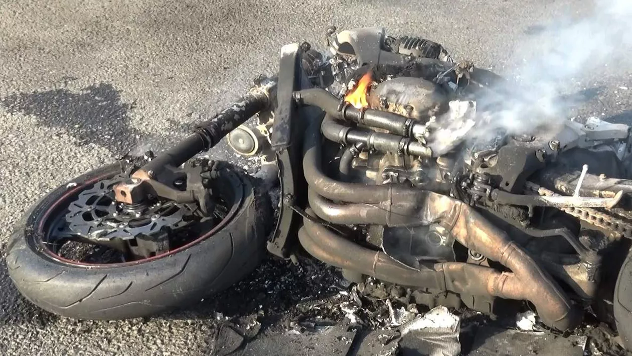 Militar MORT într-un accident teribil! Motocicleta acestuia a zburat la circa 20 de metri şi a luat foc (FOTO)