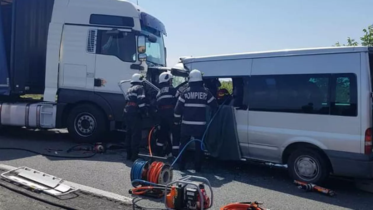 PRĂPĂD în Satu Mare! Accident cu 5 VICTIME, după ce un TIR a lovit în plin un microbuz cu pasageri (FOTO)
