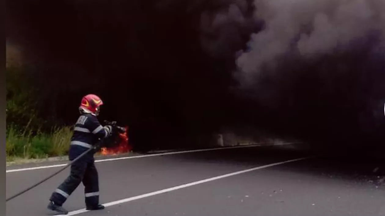 Un autobuz a luat FOC în trafic! Flăcările au cuprins întreg vehiculul (FOTO)