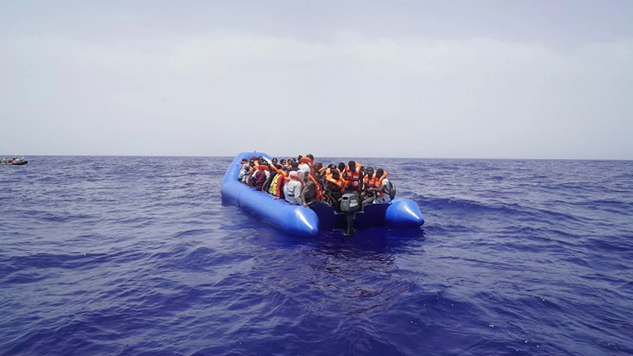 Zeci de morţi în urma scufundării unei ambarcaţiuni gonflabile în Marea Mediterană