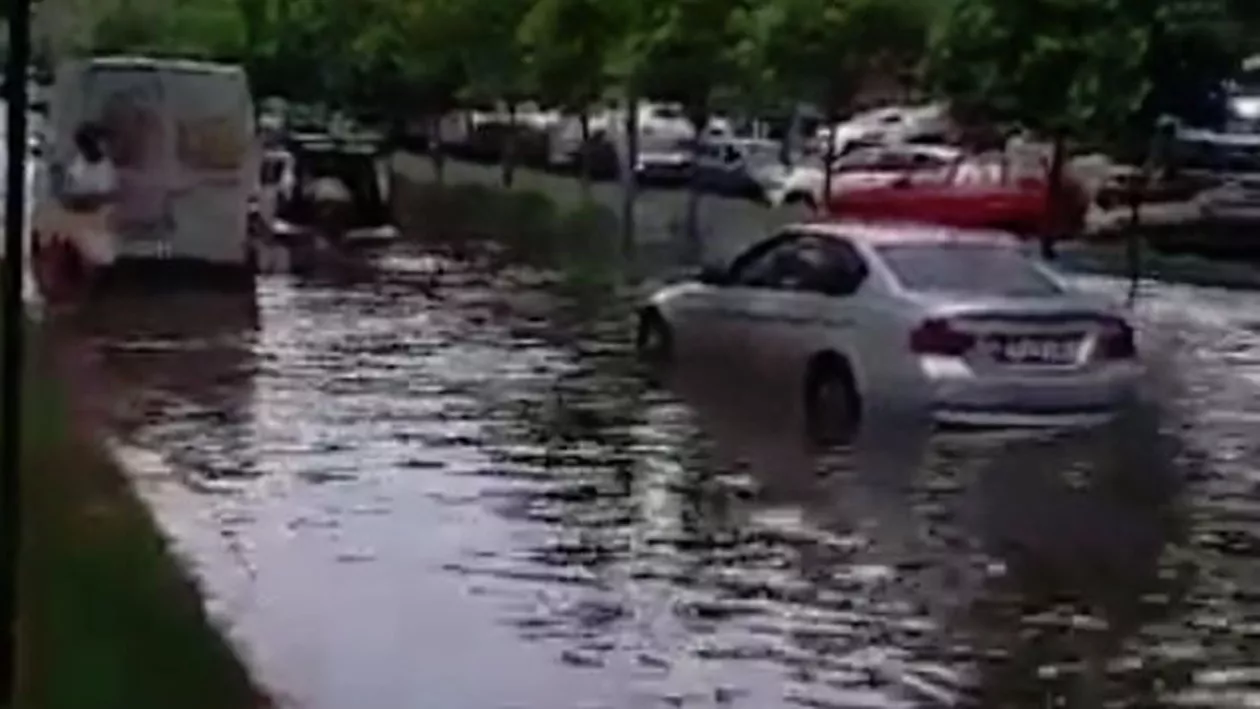 Un mare bulevard din București, inundat. Pompierii intervin cu motopompe. Circulația a fost deviată (VIDEO)